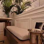 Апартаменты Elegant In Montmartre By An Architect