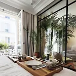 Апартаменты Elegant In Montmartre By An Architect Париж