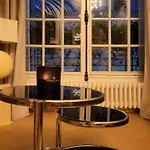 Апартаменты Elegant In Montmartre By An Architect *