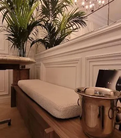 Apartment Elegant In Montmartre By An Architect
