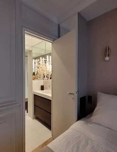 Elegant In Montmartre By An Architect Apartment